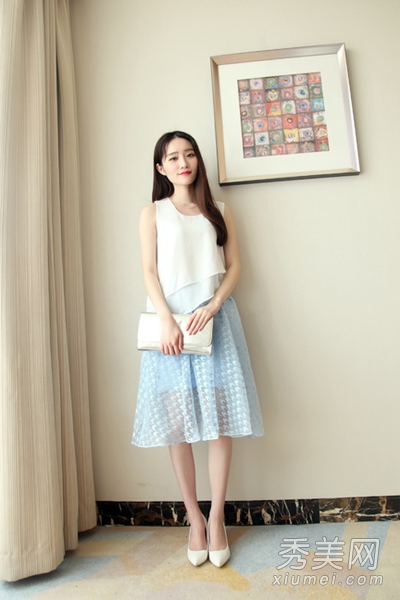 <em>白</em>上衣+<em>蓝色</em>裙 夏季蓝白搭配清爽怡人【图】 