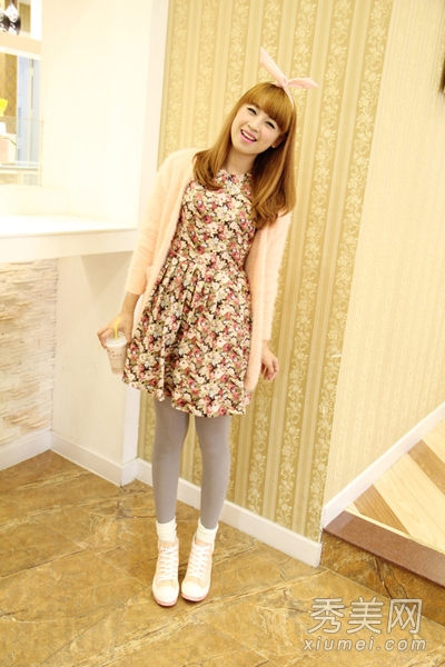 <em>针织开衫</em>搭配碎花连衣裙 甜美又减龄 - 百科教