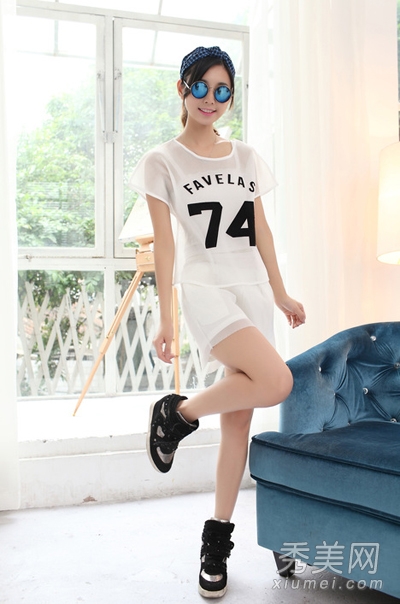 球衣T恤搭配 混搭休闲运动风格 - 百科教程网_