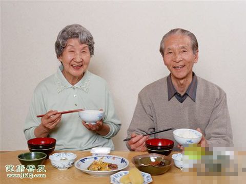 老年人吃早餐有讲究 晚点吃还可养肠胃 - 百科