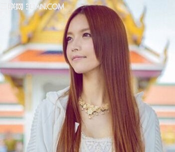 纯美的及腰长发发型显露出温婉的女生气质,长刘海贴合侧脸塑造出一种安静的和谐气息,平表淡然,将一份宁静藏于内敛。透着温婉与清丽。透薄的韩式刘海将一份清纯气质展现出来,参差不齐的刘海更显个性,柔顺的橘黄色长直发轻松的勾勒出气质感显露出个性的一面,十分唯美。