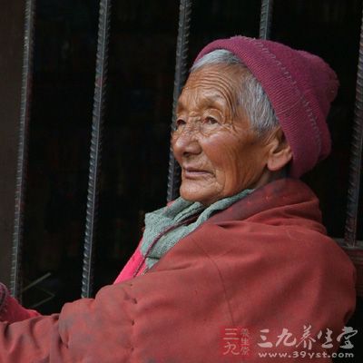 山东112岁老太<em>头发由白变黑</em> 医生称因肾气足 