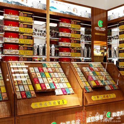 烟草制品的专卖店的店堂内可以采取张贴,陈列等形式发布烟草制品广告