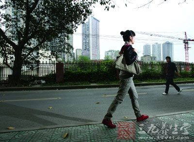每天坚持步行10公里上下班 女孩成功瘦身32斤