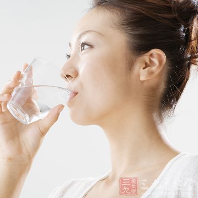 空腹喝水治便秘 不当腹婆很简单 - 百科教程网