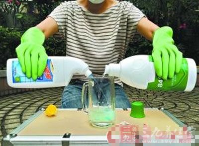 记者验证 84消毒液加洁厕剂真的有毒 - 百科教