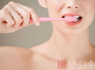 刷牙时牙龈出血是怎么回事 防治牙龈出血 - 百