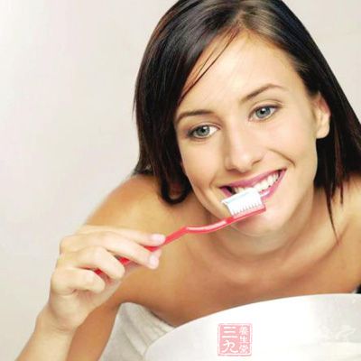 刷牙时牙龈出血是怎么回事 防治牙龈出血 - 百