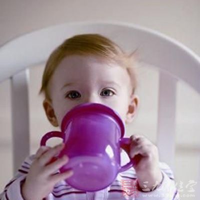 婴儿不喝水怎么办 婴儿喝水的注意事项 - 百科