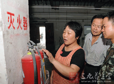 南湖区一小作坊非法酿白酒 查获万斤发酵高粱