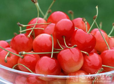 富含叶酸的水果有:樱桃 怀孕初期吃什么 孕期吃