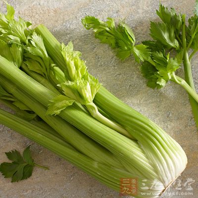 首先准备芹菜100g,雪梨150g