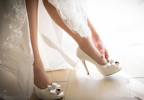 鞋子磨脚怎么办? - 百科教程网_经验分享平台[上学吧经验教程频道]