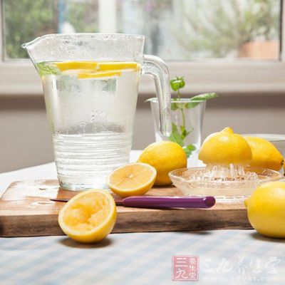 晚上喝柠檬水好吗 每天喝柠檬水的好处 - 百科