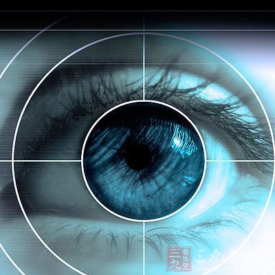 阿姨因为睡眠时间不足患上干眼症 - 百科教程网