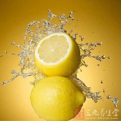 鲜柠檬片泡水的功效 鲜柠檬的好处有哪些 - 百