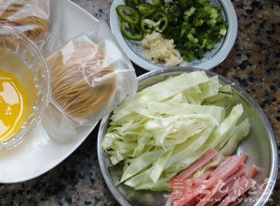火腿炒面 火腿炒面这样炒更好吃 - 百科教程网