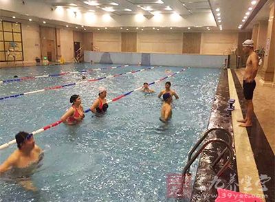 游泳技巧 正确提高自由泳速度 - 百科教程网_经