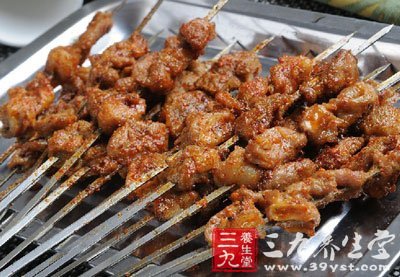 男子吃羊肉串现瘀斑 肉串含毒危害巨大 - 百科