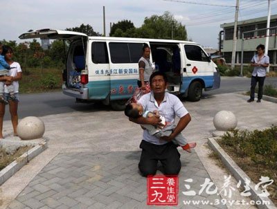 父亲抢银行为子治病 孩子被食物噎到怎么办 -