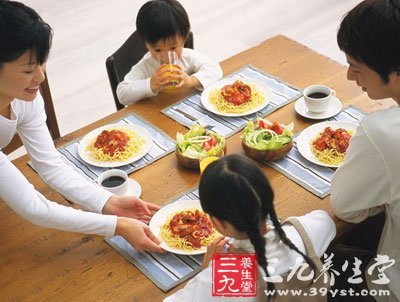 父亲抢银行为子治病 孩子被食物噎到怎么办 -