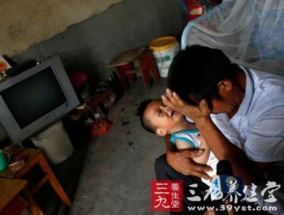 父亲抢银行为子治病 孩子被食物噎到怎么办 -