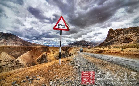 夏蓉高速轿车起火3人亡 教你正确处理车祸的方