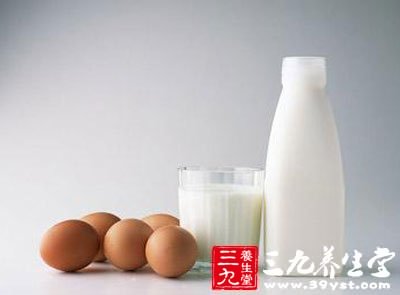 牛奶和鸡蛋可以一起吃吗 不宜和牛奶搭配的食