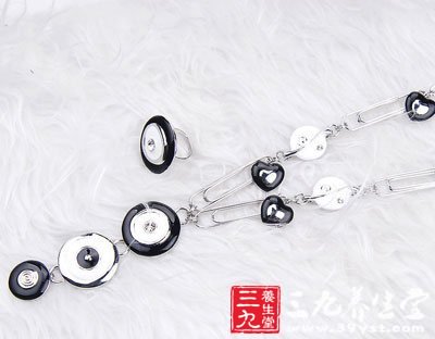 <em>爱情测试题</em> <em>女性</em>身上的饰品暗示着什么 - 百科
