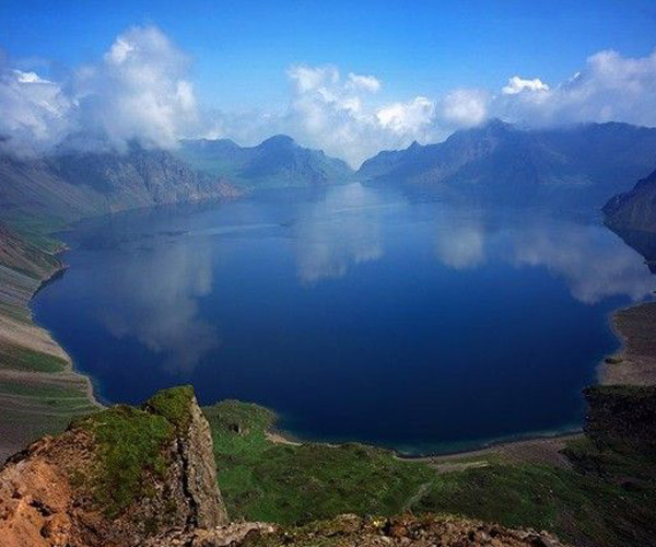 长白山天池:     长白山天池是我国最大,最深和最高的火山口湖