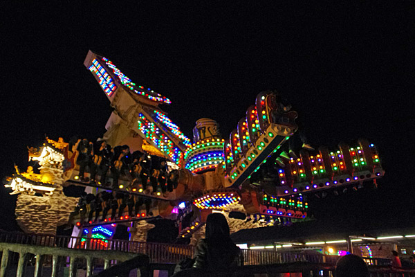 橫店夢幻谷:絕對驚喜的夜遊樂園