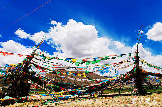串起的经幡环绕了大半个方形的土丘