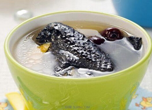 失眠:     取乌鸡1只,净膛洗净,入沸水焯一下,再过凉;另取夜交藤30克